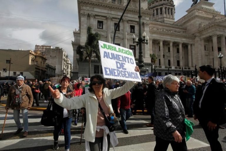 Los jubilados marchan contra el inminente veto de Milei imagen-4