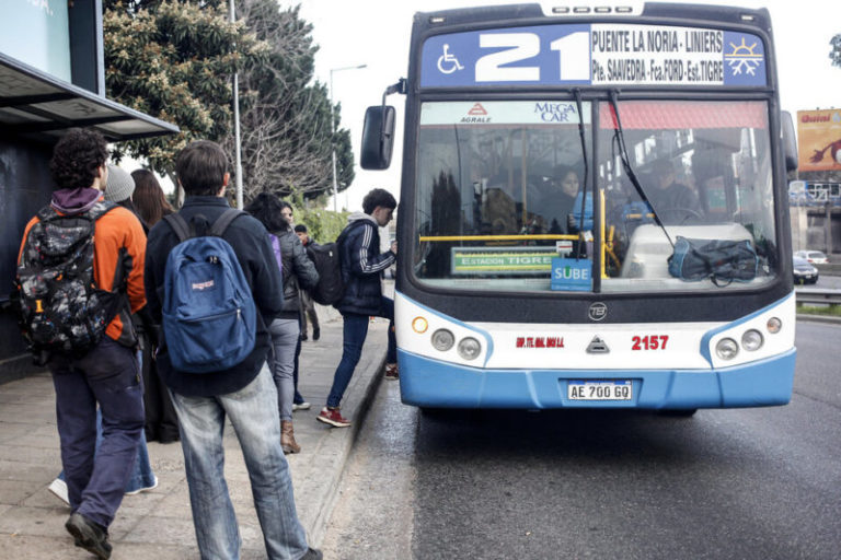 Colectivos: el Gobierno retira los subsidios y se desentiende del impacto imagen-4