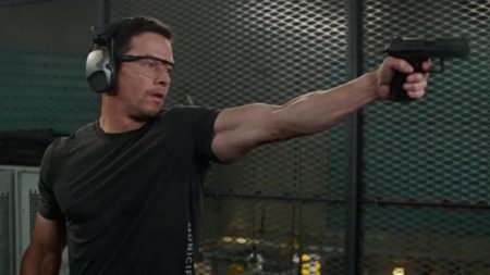 Acaba de llegar a Netflix: Mark Wahlberg se convierte en espía junto a una estrella de 'John Wick' en este thriller de acción imagen-11