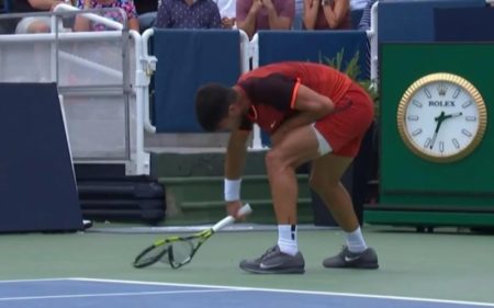 Alcaraz fue eliminado del Masters 1000 de Cincinnati ante Monfils y rompió una raqueta del enojo imagen-10