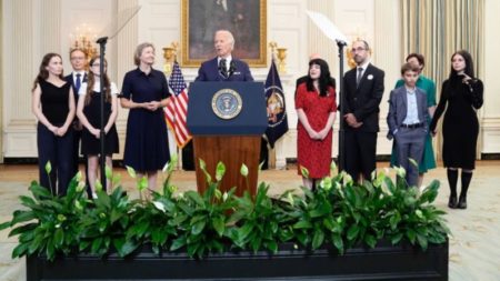 Biden celebra el intercambio de prisioneros y subraya la importancia de los aliados en un momento crucial para su legado imagen-13