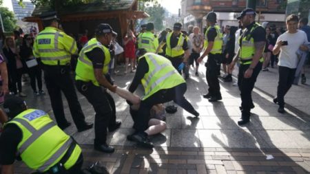 Gobierno del Reino Unido dice "no es necesario traer al ejército" a medida que se enfrenta a la peor ola de disturbios en años imagen-16