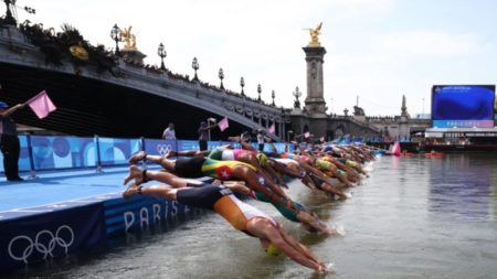 Bélgica se retira del triatlón de relevos mixtos luego de que una de sus atletas se enfermara días después de nadar en el río Sena imagen-13