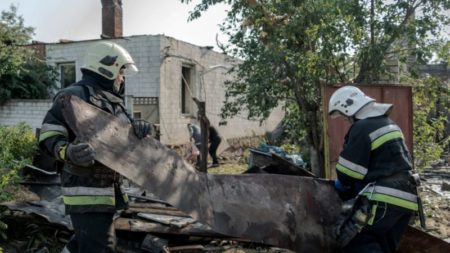 Rusia lanza "uno de los mayores" ataques aéreos contra ciudades y redes eléctricas de toda Ucrania, dice Zelensky imagen-8