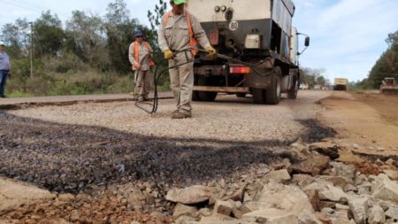 Vialidad avanza con intensos trabajos de bacheo profundo en la ruta provincial 4 imagen-12