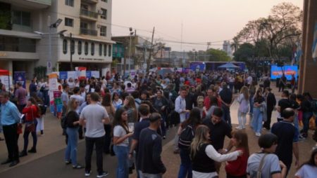 La explanada de la Legislatura reunió a jóvenes con la tecnología, la cultura y el arte imagen-14