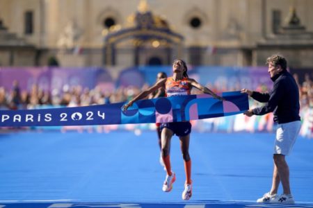 Juegos Olímpicos París 2024: la impactante definición cabeza a cabeza en la final del maratón femenino imagen-8