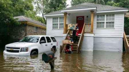 La depresión tropical Debby acelerará rápidamente hacia el noreste, amenazando con desatar inundaciones y tornados imagen-9