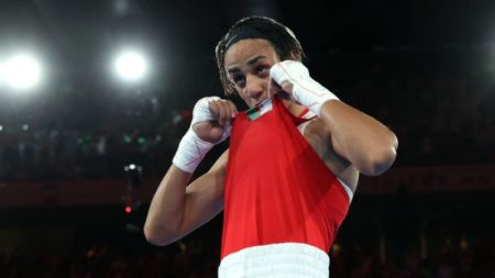 La boxeadora argelina Imane Khelif gana la medalla de oro tras la tormenta de críticas en redes sociales imagen-14