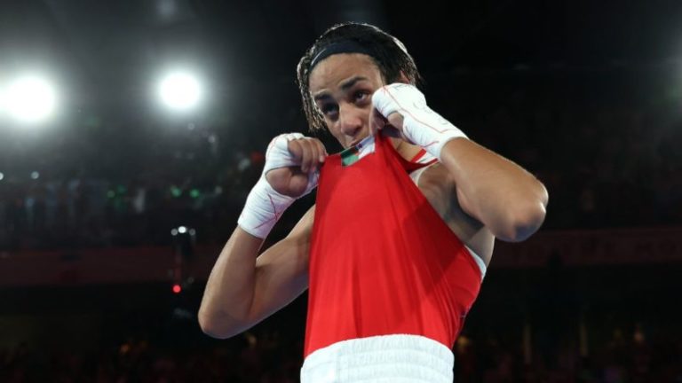 La boxeadora argelina Imane Khelif gana la medalla de oro tras la tormenta de críticas en redes sociales imagen-4