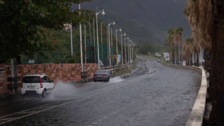 La tormenta tropical Ernesto se acerca a la fuerza de huracán mientras bordea Puerto Rico, y genera preocupaciones por inundaciones y cortes de energía imagen-10