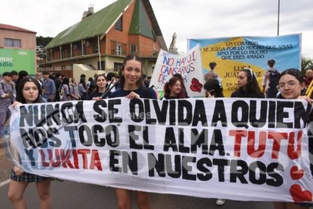 Estudiantes posadeños rindieron su homenaje a Juan Cruz y Luca en la costanera imagen-13