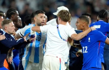 El francés Millot celebró el triunfo ante Argentina con gestos obscenos al banco de suplentes imagen-12