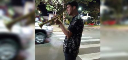 Ezequiel viaja por todo el país en bicicleta y alegra con su música a los automovilistas imagen-10