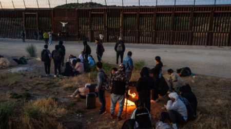 El Partido Republicano vuelve a atacar a Harris con la migración, destacando las políticas de Walz imagen-12