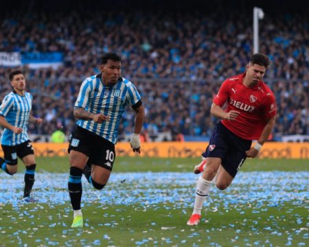 Racing empató en el clásico de Avellaneda ante Independiente y no pudo quedar como líder de la Liga Profesional imagen-13