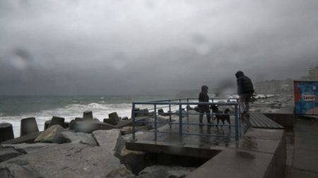 Más de 400.000 usuarios siguen sin luz en Chile tras sistema frontal de lluvias y vientos imagen-7