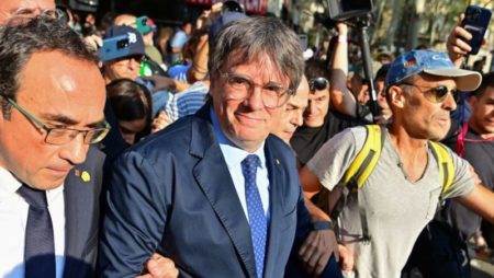 El líder separatista catalán Carles Puigdemont comparece en un acto en Barcelona pese a la orden de detención imagen-8