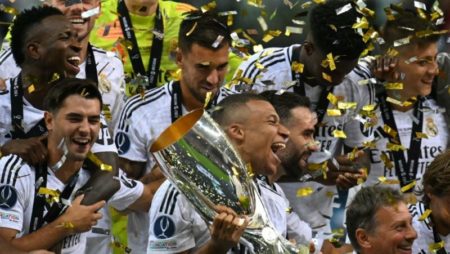 "Una noche mágica": Kylian Mbappé anota su primer gol con el Real Madrid que suma su sexta Supercopa de Europa tras ganarle al Atalanta imagen-8