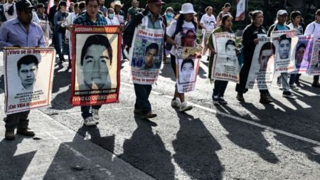 "No se cierra ni habrá carpetazo", dijo el presidente López Obrador en reunión con padres de los 43 estudiantes desaparecidos de Ayotzinapa imagen-16