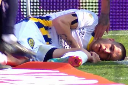 Independiente - Rosario Central: Agustín Módica peleó por la pelota, chocó contra los carteles de publicidad y debió ser reemplazado imagen-16