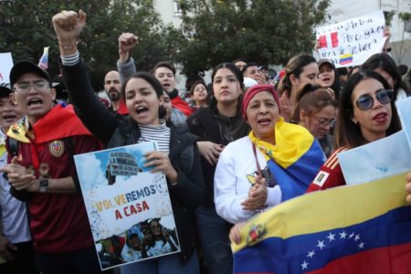 Decenas de venezolanos realizan vigilia en Embajada de Venezuela por detenciones arbitrarias contra opositores al régimen de Nicolás Maduro imagen-6