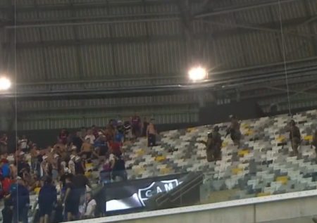 Se interrumpió el partido entre Atlético Mineiro y San Lorenzo por incidentes en las tribunas: la Policía arrojó gas lacrimógeno a los hinchas del ciclón imagen-13