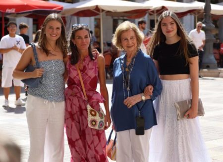 Las reinas Letizia y Sofía, la princesa Leonor y la infanta Sofía pasean por el centro de Palma imagen-9