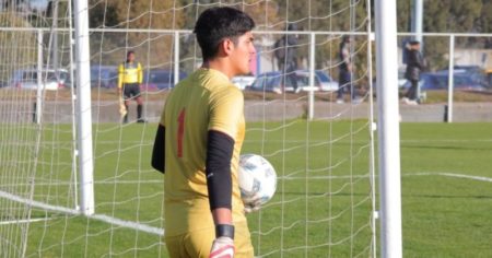 El juvenil que viaja cuatro horas por día y puede pegar el salto a un grande imagen-12