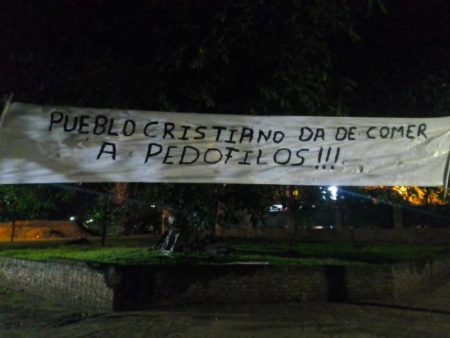 "Alerta con la mafia de la pedofilia", Apóstoles amaneció con carteles en repudio al prófugo puertista Kiczka – OberaInside.com.ar imagen-13