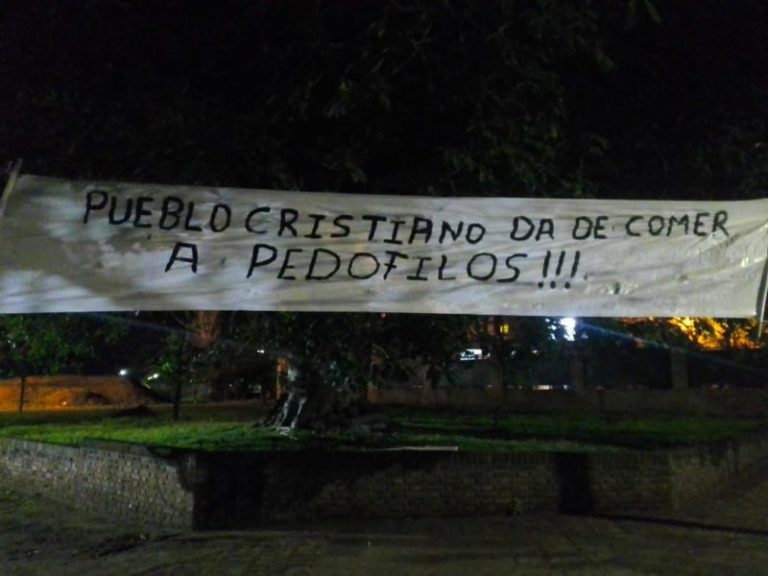 "Alerta con la mafia de la pedofilia", Apóstoles amaneció con carteles en repudio al prófugo puertista Kiczka – OberaInside.com.ar imagen-4