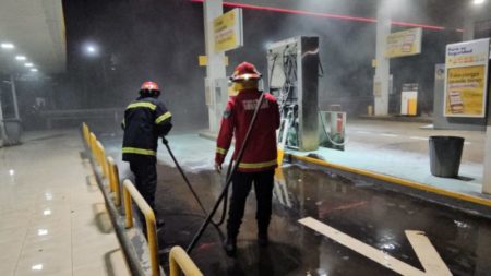 Bomberos sofocaron principio de incendio en una estación de servicio de Gobernador Roca imagen-15