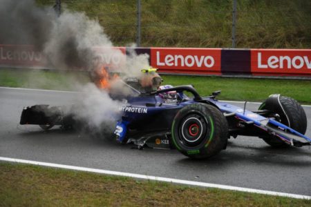 Impactante accidente en la Fórmula 1: perdió el control bajo la lluvia, sufrió un violento choque y su coche se incendió imagen-15