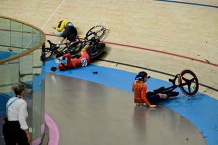 Brutal accidente múltiple en el ciclismo de pista de los Juegos Olímpicos: colisionaron a 74 km/h y destruyeron sus bicicletas imagen-11