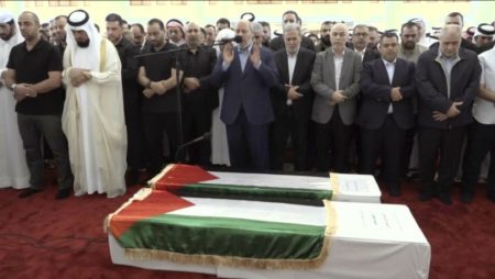 El líder de Hamas asesinado fue enterrado en Qatar entre promesas de venganza contra Israel imagen-8