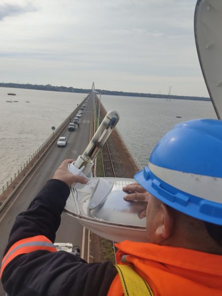 Retoman trabajos de reparación del alumbrado público en el puente San Roque González de Santa Cruz imagen-8