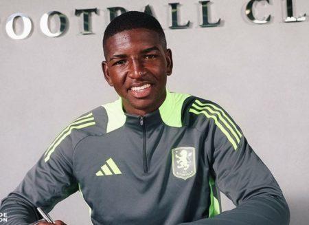 El colombiano Yeimar Mosquera fue fichado por el Aston Villa de la Premier League, pero jugará en la tercera división del fútbol español: qué pasó imagen-9