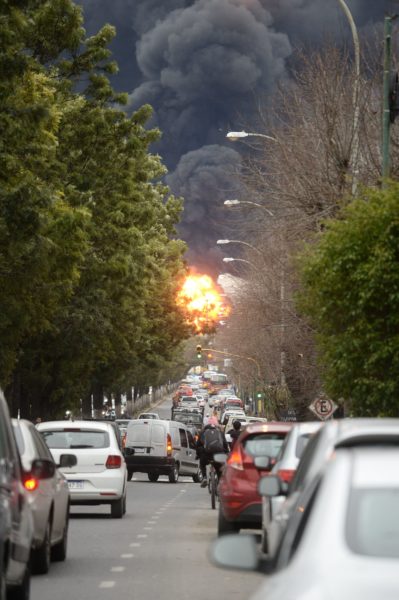 Impactante incendio de una refinería de YPF en Ensenada imagen-8