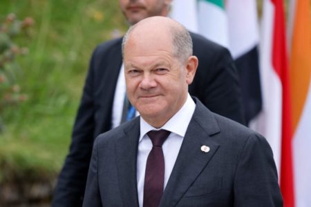 Alemania: Olaf Scholz promete más deportaciones tras visitar la ciudad donde se produjo el apuñalamiento masivo imagen-11