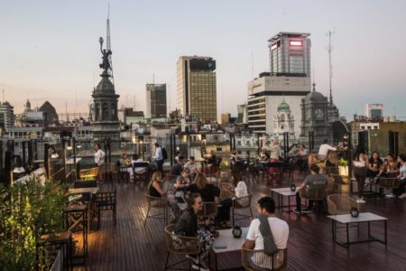 La historia detrás del edificio al lado del Cabildo que es famoso por su rooftoop, el favorito del Papa Francisco imagen-12