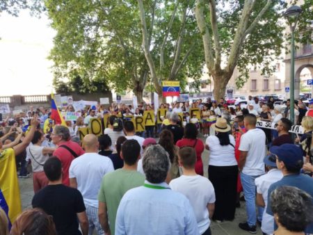 Una manifestación en Pamplona rechaza el "fraude" en los comicios venezolanos y reclama la victoria de Edmundo González imagen-7