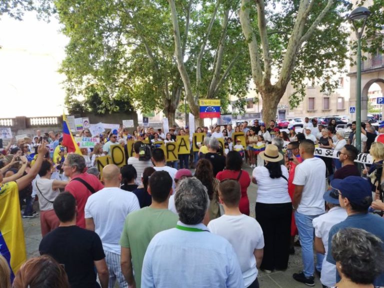 Una manifestación en Pamplona rechaza el "fraude" en los comicios venezolanos y reclama la victoria de Edmundo González imagen-4