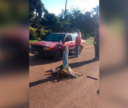 Virgen de Lourdes cayó durante una procesión y permaneció intacta imagen-14