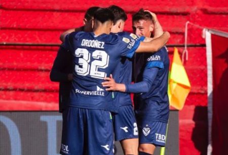 Vélez aplastó a Barracas Central y comparte la punta de la Liga Profesional con Huracán imagen-9