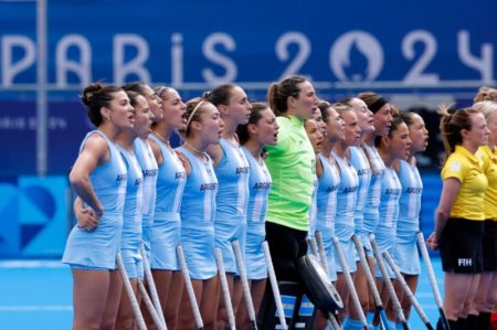 Las lágrimas de las jugadoras de Las Leonas durante el himno argentino antes de disputar la medalla de bronce contra Bélgica imagen-6