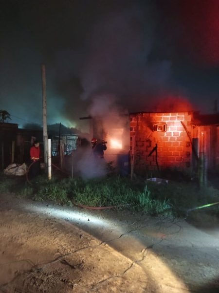 Extinguen incendio de vivienda en el barrio Los Potrillos imagen-15