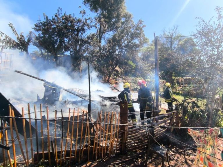 Incendio destruyó una vivienda familiar en el Barrio Oberá I imagen-4