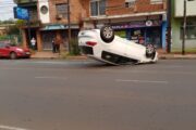 Impactante vuelco en Posadas: un auto chocó contra otros dos estacionados sobre avenida Lavalle imagen-14