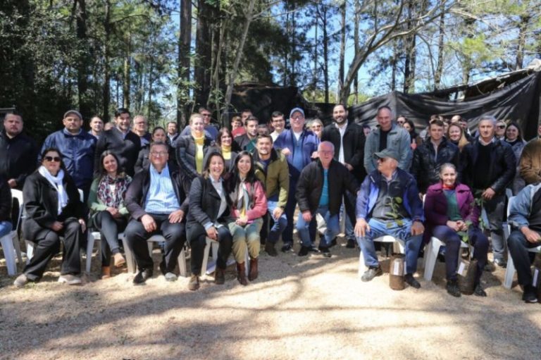 Passalacqua encabezó la entrega de más de 35.000 plantines a plantadores de cuencas productoras de frutas imagen-3