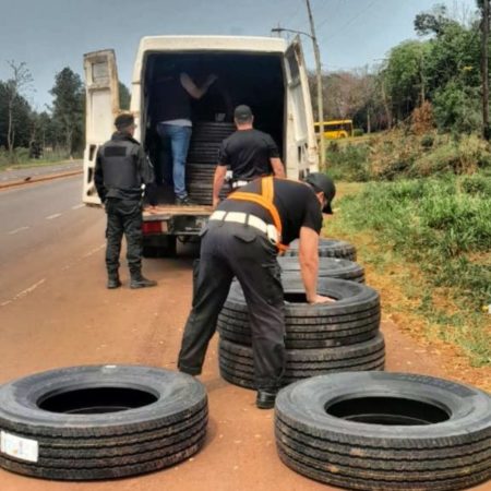 Secuestraron más de $6.000.000 en neumáticos de contrabando en Montecarlo imagen-11